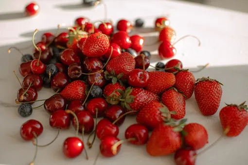 Как выбрать фрукты и ягоды без пестицидов? В Роспотребнадзоре рассказали, как избежать отравления химикатами
