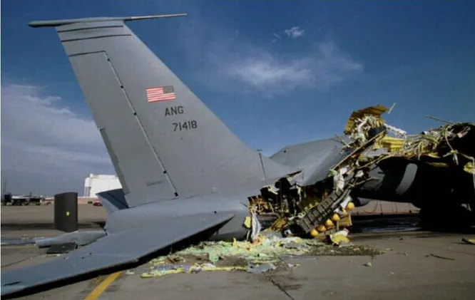 В 2006 году самолёт-дозаправщик KC-135 во время обычной проверки герметизации попросту взорвался на земле. Инцидент произошёл по вине обслуживающего самолёт техника, закручивавшего вентили не по инструкции, а по наитию. Чудом никто не пострадал.