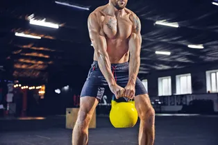 Домашняя тренировка для всего тела с гирей: 6 лучших упражнений для мужчин