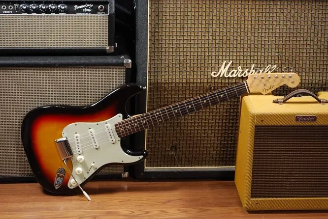 По легенде, продавцы демонстрировали прочность Fender Stratocaster, положив его между стульями и прыгая на деку сверху. После экзекуции гитара держала строй. А при бережном обращении она прослужит десятилетия. Неплохой результат, учитывая что изобретатель электрогитары Лео Фендер не умел на ней играть.
