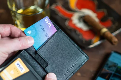Как оформить банковскую карту Visa или Mastercard, которая будет работать за границей?