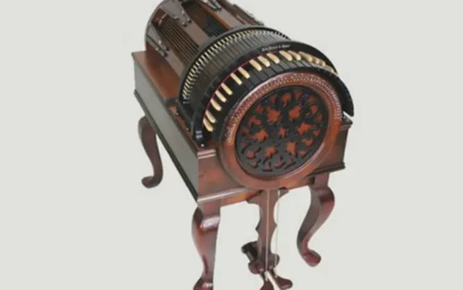 Колёсная арфа   недавний инструмент в античном стиле, созданный энтузиастами для получения уникального звука. На нём расположена 61 клавиша и две педали, которые позволяют управлять струнами внутри. 