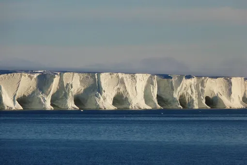 Крупнейший в мире айсберг начал дрейфовать вдоль берегов Антарктиды впервые за 30 лет