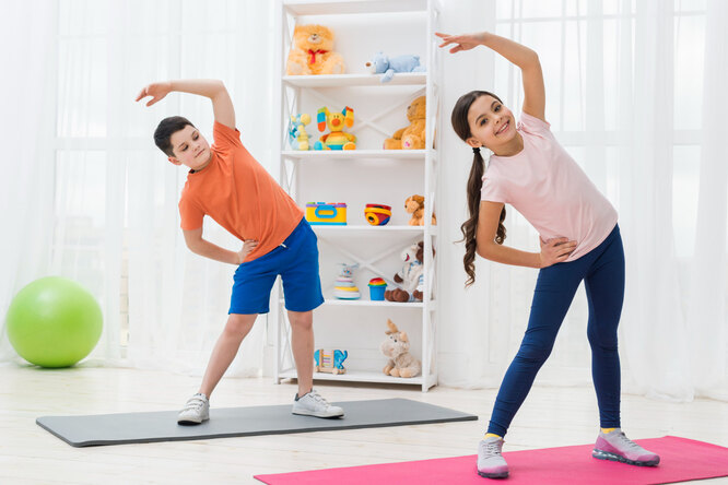 Растяжка — также является спортивной активностью, благотворно влияющей на рост ребенка. Особенно эффектины упражнения, направленные на разработку мышц: наклоны, махи ногами, подача корпуса вперед из положения сидя.