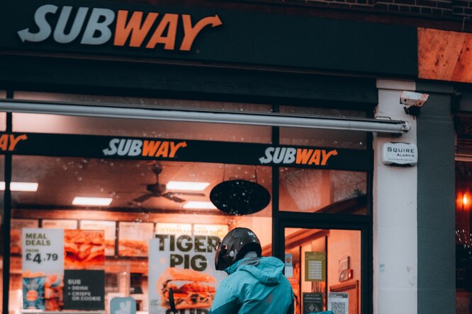 Глава Subway выступил с речью в защиту сэндвича с тунцом — ранее экспертиза не нашла там эту рыбу Глава Subway выступил с речью в защиту сэндвича с тунцом — ранее экспертиза не нашла там эту рыбу