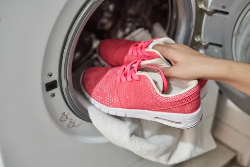 Попробуйте поискать информацию о стирке в машинке конкретной пары в интернете. Некоторые бренды, такие как Nike, не советуют стирать обувь таким образом, а другие, напротив, рекомендуют это делать.