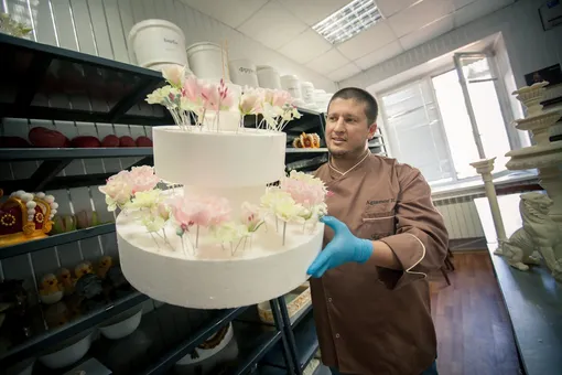 Ночевал на Курском вокзале и сделал торт для Киркорова весом 400 кг: 10 интересных фактов про Рената Агзамова