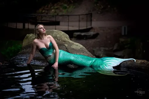 «Находиться под водой — одно из моих любимых мест»: 31-летняя девушка рассказала об опасности работы русалкой