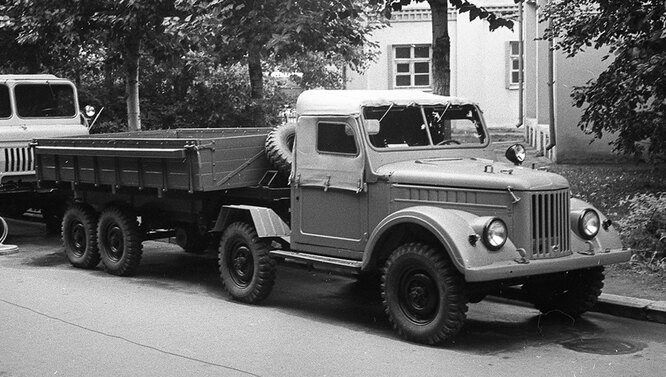 1960 год, седельный тягач УАЗ-456 с полуприцепом УАЗ-749.