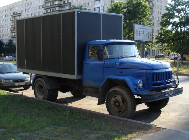 АМУР-531350. Как ни странно, АМУР это аббревиатура («Автомобили и моторы Урала»). Это бывший УАМЗ, Уральский автомоторный завод. В 2004-2008 годах он производил грузовики под собственной маркой, используя кабины ЗИЛ. Ныне в состоянии банкротства.