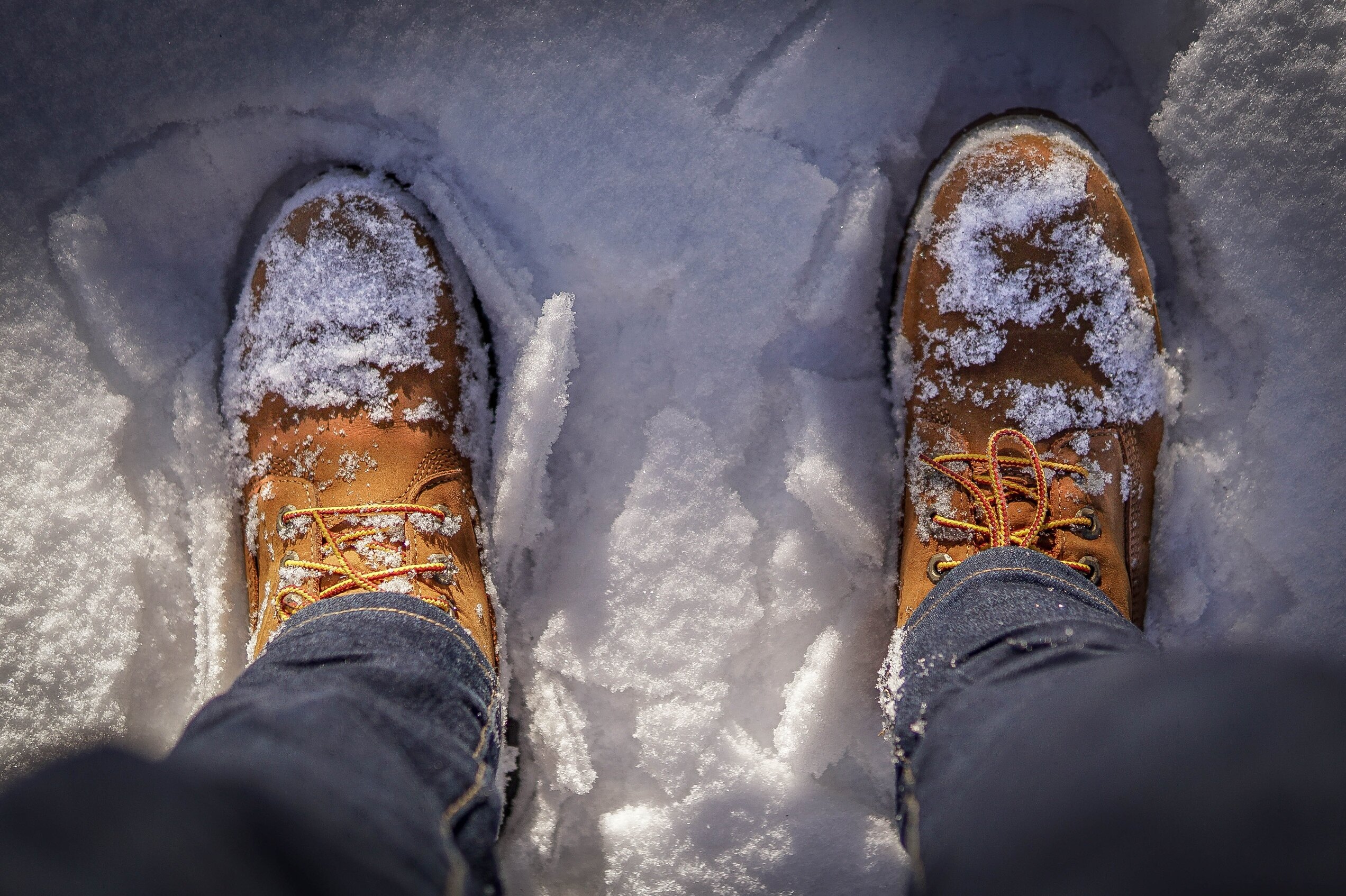 Сильно замерзают ноги. Ноги в сугробе. Ботинки в снегу. Ноги в снегу. Зимняя обувь на снегу.