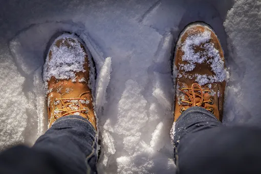 Почему ноги быстрее замерзают в плотной обуви?