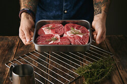 Как правильно жарить мясо, если вы на диете: 3 простых способа, которые сделают стейк менее калорийным