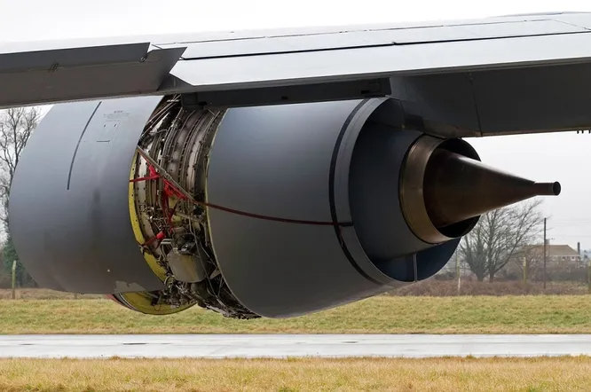 В 2003 году пассажирский Boeing-747 авиакомпании Air India совершал рейс из Бомбея в Джидду, когда на взлётно-посадочной полосе обнаружились огромные куски металла. Самолёт был посажен, и обследование показало серьёзные повреждения двигателя. Катастрофы удалось избежать лишь чудом.