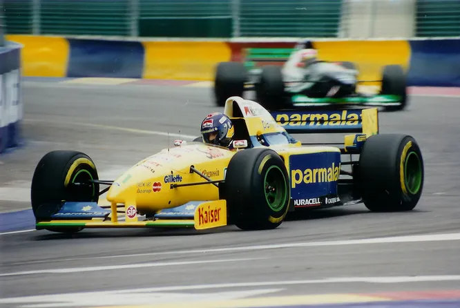 Forti. Гоночная команда, пытавшаяся выступать в «Формуле-1» в 1995-1996 годах, но не набравшая ни одного очка. На снимке - как раз болид 1995 года, Forti-Ford FG01. Надо сказать, что эта попытка была ошибочной сама фирма существовала с 1977 году и вполне успешно строила шасси для младших формул, а безуспешное покорение «Королевы автоспорта» её банально разорило.