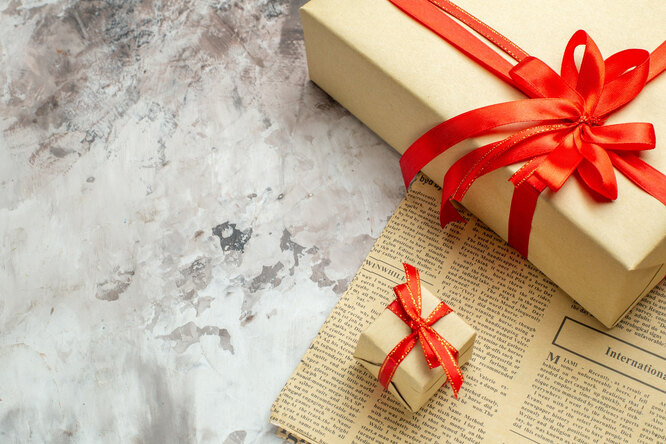 Лайфхак, как выбрать книгу для папы. Накануне праздника, посетите вместе с отцом книжный магазин, под предлогом, что вам необходимо совершить покупки. Во время посещения магазина обращайте внимание, какие книги смотрит папа. Та книга, которую он будет рассматривать дольше всего, и есть идеальный подарок. Лайфхак, как выбрать книгу для папы. Накануне праздника, посетите вместе с отцом книжный магазин, под предлогом, что вам необходимо совершить покупки. Во время посещения магазина обращайте внимание, какие книги смотрит папа. Та книга, которую он будет рассматривать дольше всего, и есть идеальный подарок.