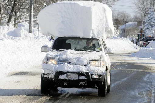 Почему нужно обязательно чистить автомобиль от снега перед тем, как ехать на нем