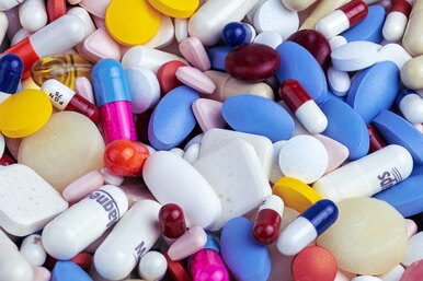 Чем нельзя запивать антибиотики: врачи развеяли распространенный миф о приеме препаратов