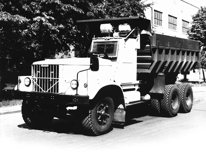 1986 год, КрАЗ 256Б1-030. Автомобиль, в спешном порядке созданный для работы в зоне радиоактивного заражения. Вместо кабины одноместная свинцовая капсула. Всего было сделано 18 таких машин, по окончании ликвидации аварии на ЧАЭС все были уничтожены.
