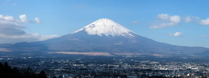 Фудзияма   один из символов Японии, гора практически идеальной конической формы, считающаяся священной в японской культуре. Последнее извержение этого вулкана произошло триста лет назад, но небольшой риск повторного остаётся до сих пор. 