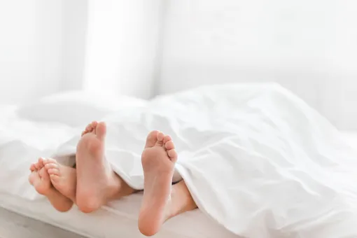 Почему даже зимой нужно спать без одежды: веский аргумент психолога