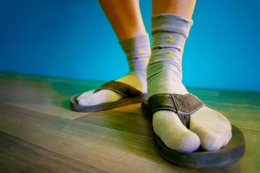 Модный приговор: почему врачи советуют россиянам носить летом тапки с носками?