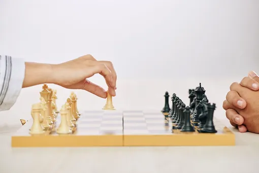 Право первого хода в каждой шахматной партии всегда принадлежит белым фигурам. Шахматный ход — это передвижение фигуры с одного поля на другое. Если клетка занята фигурой соперника, ей не повезло.