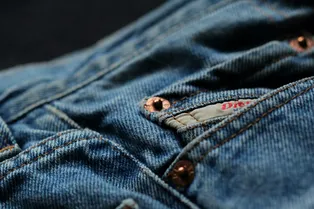 Где купить мужские джинсы на лето 2024: модели на все случаи жизни