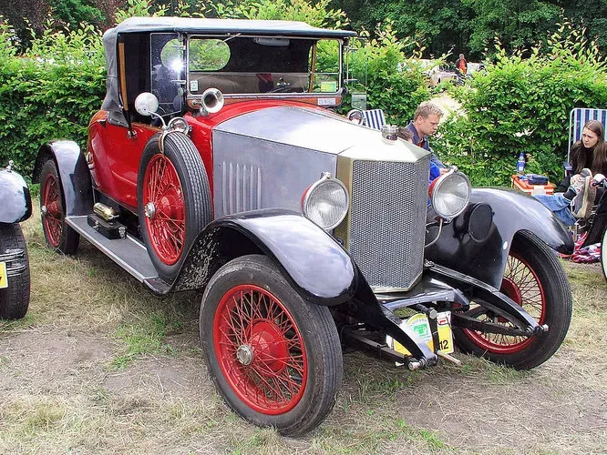 Компания M tallurgique делала автомобили с 1898 по 1928 год, а затем была «проглочена» конкурентом Imperia. На снимке M tallurgique 12-14 HP sports roadster 1921 года.