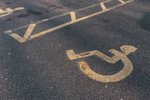 Можно ли парковаться на месте для инвалидов, если инвалид – не водитель, а пассажир?