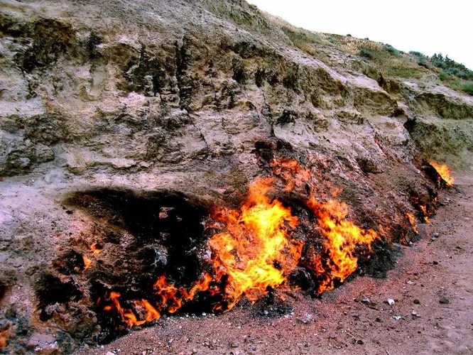 Ещё одна «горящая гора», Brennender Berg, расположена в Германии, у городской черты Саарбрюккена, столицы земли Саар. Доподлинно неизвестно, кто именно её поджёг в 1688 году - по слухам, пара желающих согреться пастухов но угольный пласт в ней стабильно горит и по сей день.