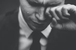 Почему человек плачет, когда ему грустно?