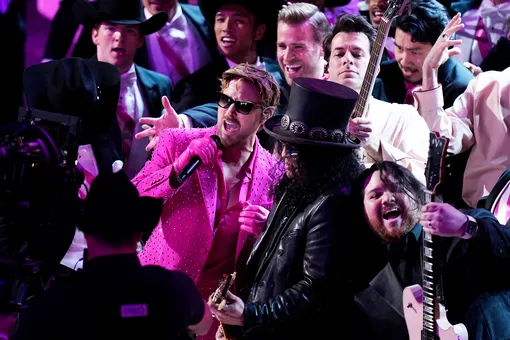 В розовом костюме и ковбойской шляпе: Райан Гослинг спел на «Оскаре» хит из «Барби»