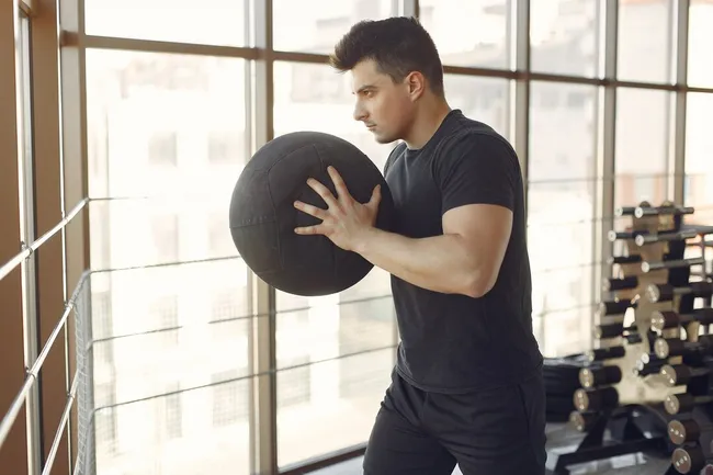Самые безопасные тренировки: можно ли накачать мышцы маленькими весами?