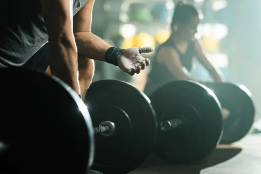При тренировках на развитие силы важно понимать, что техника не влияет на способность мускулов вырабатывать силу, но при этом она во многом определяет ваши силовые показатели. Огрехи в технике мешают полностью реализовать потенциал мышц.