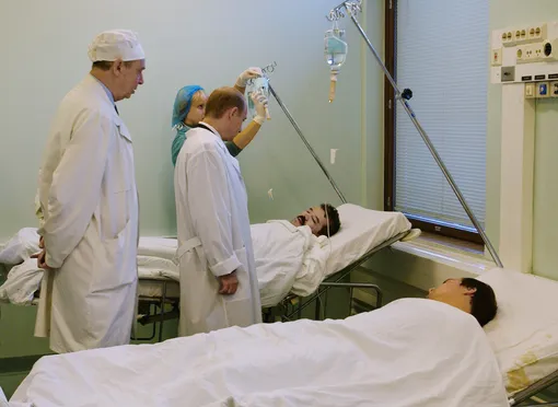 Владимир Путин посещает заложников в больнице после теракта в театре на Дубровке