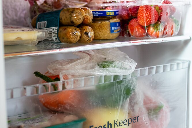 Как правильно хранить продукты в холодильнике: в пакете или без?