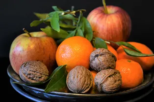 Что нужно знать о пользе и вреде фруктов и орехов