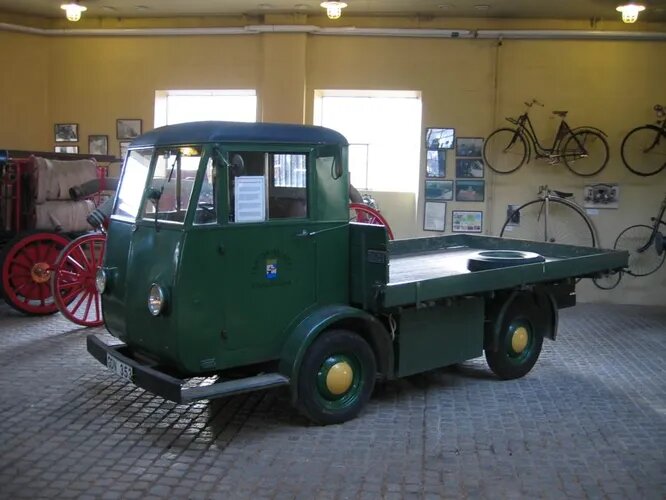 SEA (Svensk Elektrobil AB). Фирма основана в начале 1940-х и с самого начала специализировалась на выпуске компактных электромобилей. На снимке электрогрузовик SEA 1943 года выпуска, грузоподъёмность 2,5 тонны, скорость 25 км/ч. К концу 1950-х производство автомобилей свернули, компания существует под другим названием до сих пор и занимается исследованиями в области атомной энергии.