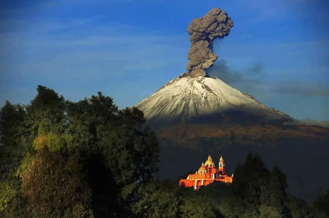 Попокатепетль - вулкан в Мексике, чьё название переводится как «дымящийся холм». Это вторая по высоте гора во всей стране, до сих пор проявляющая высокую активность. В последние годы жители окрестностей ожидают нового извержения.