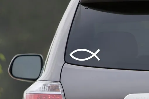 Что значит наклейка-рыба на машине: узнайте ответ
