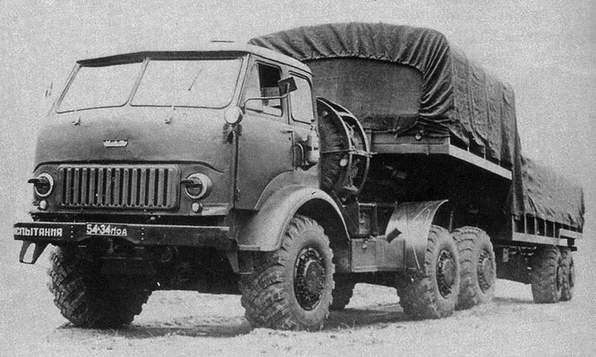1967 год, КрАЗ-Э259Б. Думаете, это МАЗ-500? Нет, конечно. Просто с 1962 по 1967 годы, когда разрабатывалось первое семейство «кразовских» бескапотников, использовались кабины Минского автозавода.
