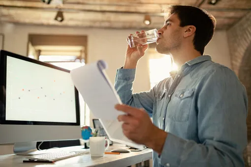 Как научиться выпивать больше воды: попробуйте эти 7 лайфхаков
