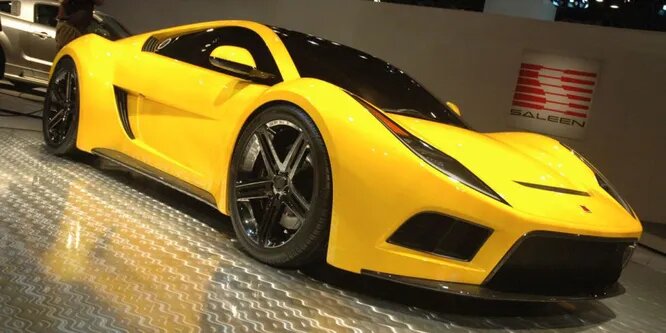 Saleen S5S Raptor виденье американской компании Saleen на суперкар 2008 года. Автомобиль был укомплектован 5-литровым двигателем V8 с суперчаджером, выжимающим 650 л.с. и просто сногсшибательным дизайном. Увы, из-за финансовых трудностей, через которые на данный момент проходит Saleen, S5S Raptor вряд ли когда-либо доберётся до массового производства.
