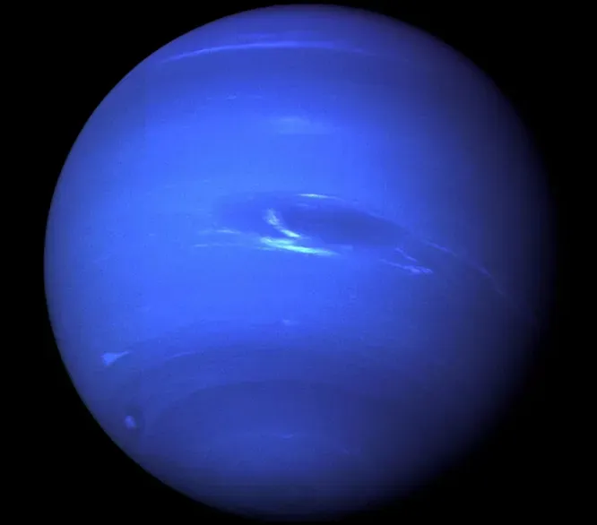 Большие тёмные пятна Нептуна. Появление антициклонов, названных Большими тёмными пятнами на Нептуне дело достаточно обычное для планеты с его атмосферой. Что поразительно ветер, разгоняющийся внутри до безумных скоростей 2400 км/ч! Это абсолютный рекорд Солнечной системы.