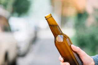 Восьми бутылок оказалось достаточно»: в Германии мужчина потушил горящий автомобиль пивом