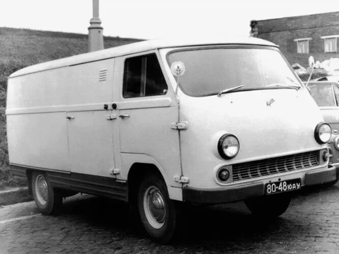 ЕрАЗ (Армения). Ереванский автомобильный завод был конкурентом РАФа и известен в первую очередь своими грузопассажирскими микроавтобусами. Существовал с 1964 по 2002 год. На снимке   первая, классическая модель ЕрАЗ-762 (1966).  