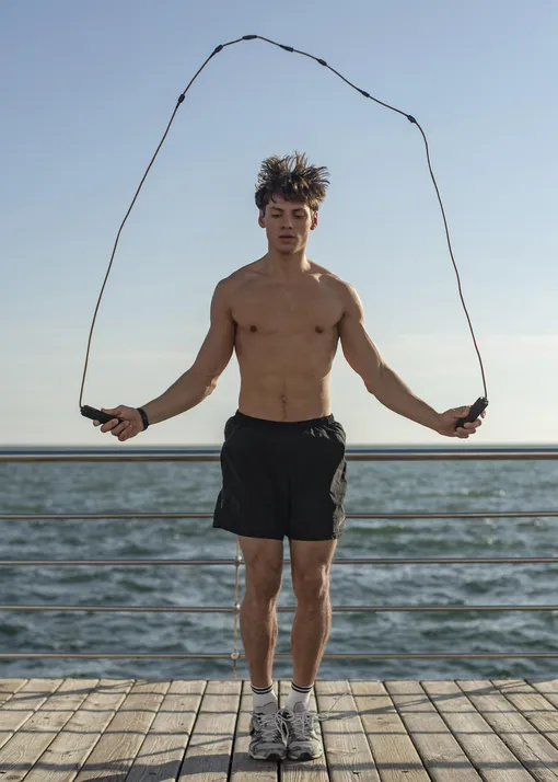 Если не можете решить, что для вас лучше и удобнее, то пробуйте новое. Прыжки со скакалкой и бег отлично дополняют друг друга.