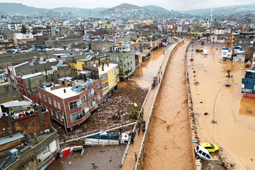 На пострадавшие от землетрясения районы Турции обрушилось сильнейшее наводнение: пугающие кадры разрушенных городов