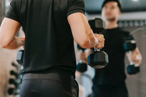 Как накачать сильные руки: 3 лучших упражнения на проработку плечевой мышцы